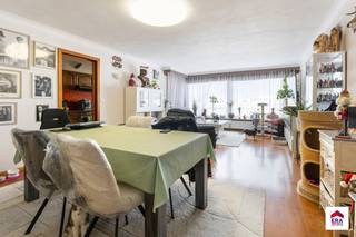 Te koop: ruim 3 slaapkamer appartement in het centrum van Koksijde, op korte afstand van zee, duinen en openbaar vervoer.<br />Dit appartement uit 1979 biedt drie volwaardige slaapkamers, ideaal voor een gezin of als tweede verblijf aan de kust. Alle grote werken aan het gebouw zijn reeds uitgevoerd, waardoor u zorgeloos kunt intrekken. Bovendien beschikt u over een private staanplaats in de residentie, een absolute troef in deze centrale ligging.<br /><br />Belangrijkste ruimtes:<br />• Gezellige woonkamer met veel lichtinval<br />• Functionele keuken met aansluitend eetkamer<br />• Drie slaapkamers met voldoende kastruimte<br />• Badkamer met ligbad en wastafel<br />• Twee terrassen voor buitenmomenten<br />• Inkomhal en nachthal die zorgen voor een vlotte circulatie<br />• Private staanplaats in het gebouw<br /><br />Troeven:<br />• 3 slaapkamers – ideaal voor gezin of gasten<br />• Werken aan het gebouw reeds uitgevoerd<br />• Staanplaats in de residentie<br /><br />Neem vandaag nog contact op met uw ERA-makelaar voor een bezoek.<br />058 51 23 23 of op christian@eraservimo.be<br />JOUW DROOMAPPARTEMENT. ZO GEVONDEN!