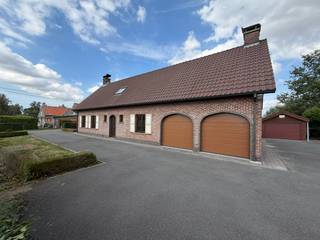 Deze ruime vrijstaande woning is gelegen aan de Hazelarenhoek in Assenede en combineert een landelijk karakter met bijzonder veel woon- en bergruimte. Met een bewoonbare oppervlakte van maar liefst 242 m², een dubbele inpandige garage en verschillende volwaardige ruimtes biedt de woning een uitstekende basis voor wie comfortabel en ruim wil wonen.<br /><br />Op het gelijkvloers komt u binnen in een aangename en lichtrijke leefruimte, waar de vele raampartijen en de karaktervolle haard meteen voor een warme sfeer zorgen. Aansluitend bevindt zich de ruime keuken, voorzien van heel wat werk- en kastruimte. Verder beschikt deze verdieping over een slaapkamer en badkamer, waardoor gelijkvloers wonen perfect mogelijk is. Een bijkomende praktische ruimte geeft rechtstreeks toegang tot de tuin.<br /><br />Een absolute troef is de uitzonderlijk ruime dubbele inpandige garage. Naast plaats voor twee wagens is hier nog volop ruimte voor fietsen, stockage of een werkhoek. Daarnaast is er op het terrein nog een afzonderlijke garage aanwezig, wat de woning bijzonder interessant maakt voor wie veel bergruimte zoekt.<br /><br />Ook op de verdieping verrast de woning met haar ruimte. Hier bevinden zich meerdere kamers die flexibel kunnen worden ingericht als slaapkamer, bureau, hobbyruimte of dressing. Daarnaast is er een tweede badkamer met ligbad. De houten afwerking onder het hellende dak zorgt hier voor een warm en karaktervol geheel.<br /><br />Rondom de woning ligt een verzorgde tuin met een groen en landelijk karakter. De ruime oprit zorgt bovendien voor voldoende parkeermogelijkheden op eigen terrein. Dankzij de rustige ligging geniet u hier van de nodige privacy en ruimte, terwijl het centrum van Assenede en de belangrijkste verbindingswegen vlot bereikbaar blijven.<br /><br />Ook energetisch beschikt de woning over een mooie basis, met een EPC-score van 184 kWh/(m² jaar). In combinatie met de royale bewoonbare oppervlakte, de mogelijkheid tot gelijkvloers wonen, de vele multifunctionele ruimtes en maar liefst drie garageplaatsen is dit een bijzonder complete woning voor wie ruimte en praktisch wooncomfort weet te waarderen.<br /><br />Beschikbaar vanaf 01/11/2026.<br /><br />Meer informatie of deze woning zelf ontdekken? Neem gerust contact op met Louis Van Zele van Immo Francois Meetjesland voor een bezoek ter plaatse.<br /><br />