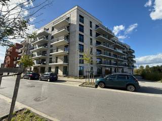 <p>In <strong>Residentie PARK</strong> vind je stijlvolle <strong>nieuwbouwappartementen met 1, 2 of 3 slaapkamers</strong> en exclusieve <strong>penthouses</strong>. Elk appartement is volledig afgewerkt en dus meteen klaar om te betrekken. Sommige zijn zelfs al <strong>volledig geschilderd en ingericht</strong> – ideaal als investering die je onmiddellijk kan verhuren of bewonen.</p>
<p>De residentie ligt in een <strong>groene en rustige omgeving</strong>, met een afgesloten privatieve tuin, en tegelijk vlakbij <strong>openbaar vervoer</strong> (bus en metro). Hier geniet je dagelijks van de perfecte combinatie van natuur en vlotte bereikbaarheid.</p>
<p>Binnenin is elk appartement ontworpen met oog voor <strong>ruimte, comfort en functionaliteit</strong>. Dankzij de doordachte indelingen en de ruime terrassen ervaar je een optimale woonbeleving.</p>
<p>Residentie PARK is niet alleen een heerlijke plek om te wonen, maar ook een <strong>slimme vastgoedkeuze</strong>. Dankzij de ligging en de onmiddellijke verhuurmogelijkheden kan je rekenen op een aantrekkelijk rendement.</p>
<p>Maak nu je afspraak en ontdek jouw instapklare nieuwbouwappartement in Anderlecht – ideaal om zelf te wonen of als zorgeloze investering!</p>