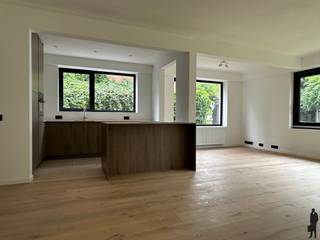 <strong>Volledig gerenoveerd (2024) gelijkvloers appartement op wandelafstand van het centrum van Brasschaat!<br /><br /><span>Indeling:</span><br /></strong>- Een inkomhal met ingemaakte kasten, gastentoilet met handenwasser.<br />- Openleefruimte met aansluitend een leef-keuken op beige tegels volledig geïnstalleerd (merk toestellen: AEG: Inductie kookvuur met ingebouwd afzuiging, combi-oven, vaatwasser, ijskast ...) <br />- Aan de achterzijde bevinden er zich twee slaapkamers, waarvan één met toegang naar het tuintje (ca. 9m²).<br />- Een badkamer met inloopdouche, wastafel en verwarming/handdoek droger.<br />- Aparte berging met aansluiting voor de wasmachine en droger. <br /><br />- Garagebox met een poort, inbegrepen in de huurprijs.<strong><br /><br /><span>Algemeen:</span><br /></strong>- Het volledige gebouw is een totaal renovatie ondergaan in 2024 en van alle gemakken voorzien. <br />- Zeer gunstige EPC (A);<br />- 6 Privatieve zonnepanelen aanwezig;<br />- Individuele meters (verwarming op gas);<br />- Klein gebouw met lage algemene kosten, zijnde een provisie van 20 euro per maand (Poets voor de gemene delen, elektriciteit en water voor de gemeenschap);<br />- Het volledige appartement is voorzien van 3-dubbele beglazing;<strong><br /><br />* het appartement is geschikt voor max 3 personen.<br />* Beschikbaar: september</strong>
