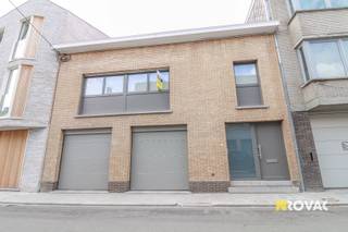 Verzorgde woning bestaande uit ruime inkom- en trappenhal, ruime living, keuken, nachthal, 2 slaapkamers, badkamer met toilet, lavabomeubel en...