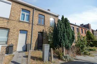 Langs de Vossensteert te Sint-Kruis / Assebroek, centraal gelegen aan de stadsrand van Brugge bevindt zich dit te renoveren huis met potentieel op een perceel van 240m2 met 2 (mogelijkheid tot 4) slaapkamers en een stadstuin (240m²). Dit huis te koop geniet van een gunstige locatie vlakbij de buurtwinkels, scholen, warenhuizen, openbaar vervoer, sportcentrum, natuur (Veltembos, Paalbos, Ryckeveldebos...)...<br />Indeling (circa 120m2 bewoonbare oppervlakte):<br />Gelijkvloers (circa 52m²): <br />- Inkomhal;<br />- woonkamer (28m²);<br />- keuken (5m²);<br />- badkamer (4m²) met toilet, douche en lavabo;<br />- berging (8m²);<br />- buitenruimte (240m²) met terras.<br />Eerste verdieping (circa 34m²):<br />- Nachthal (6m²);<br />- 2 ruime slaapkamers (16m² &amp; 12m²).<br />Tweede verdieping (circa 34m²):<br />- Grote zolderruimte (34m²) voorzien van vaste trap en dakisolatie.<br /><br />De eigendom wordt aangeboden via de Pre-sale formule. Op 07/10/2026 tussen 16:00 en 19:00 kan u het huis op afspraak komen bezichtigen en een bod uitbrengen. De vermelde prijs is een instelprijs. Voor meer info, gelieve contact op te nemen met de dossierverantwoordelijke.<br /><br />Dit pand is onderworpen aan de renovatieverplichting van de Vlaamse overheid voor residentiële gebouwen (behoudens bij sloop binnen 5 jaar na de aankoop). Consulteer voor meer informatie de website van het Vlaams Energie- en Klimaatagentschap via https://www.vlaanderen.be/een-woning-kopen/renovatieverplichting-voor-residentiele-gebouwen<br /><br />Bestuursmaatregelen in het maatregelenregister: nee