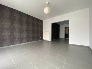 Ligging:<br />Centrale ligging met een vlotte verbinding naar de omliggende gemeenten. <br />Het centrum van Leopoldsburg, het station, de nodige winkels en scholen bevinden zich allemaal op zeer korte afstand van deze woning. <br /><br />Omschrijving: <br />De woonkamer sluit naadloos aan met de keuken. Deze keuken biedt doorgang naar een praktisch koertje dat uitkomt aan de achterzijde van het perceel. <br />Er is tevens een apart toilet en een voorraadkelder aanwezig. <br />Op de eerste verdieping bevindt er zich een badkamer met lavabo, ligbad en toilet alsook een ruime slaapkamer. <br />De vaste trap naar de tweede verdieping biedt doorgang naar de overige 2 slaapkamers. <br /><br />Er is parkeergelegenheid voor de woning. <br /><br />Extra:<br />- Elektriciteit goedgekeurd tot 2040<br />- Centrale verwarming via aardgas<br />- Geen renovatieverplichting van toepassing, EPC -label D<br />- Woning is verhuurd<br />- Interessant als investering<br /><br />Voor meer info of een bezoek contacteer ons via info@vastengoed.be of via 014/72 73 74.<br /><br />Wenst u een gratis schatting van uw eigendom? Contacteer ons vrijblijvend voor een afspraak!