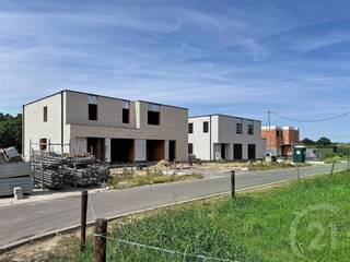 <p>Energiezuinig wonen in een rustige, groene omgeving</p><p>Tijdelijke actie: de 1ste koper ontvangt 10 operationele zonnepanelen van 460 Wp, ter waarde van € 5.000, volledig GRATIS.</p><p>In Project Veldzicht in Begijnendijk bevinden zich momenteel al 4 woningen in de ruwbouwfase en zullen binnenkort wind- en waterdicht zijn. Wie snel beslist, kan de materialen en afwerking nog naar eigen smaak kiezen.</p><p>De woning ligt in een doodlopende straat en geniet van een rustige ligging met een open, landelijk uitzicht aan de achterzijde. Tegelijk woon je op wandelafstand van het station, met verbindingen richting Antwerpen, Hasselt, Leuven en Brussel. Ook het centrum van Begijnendijk en de stad Aarschot bevinden zich vlakbij.</p><p>Op het gelijkvloers is er een inkomhal met apart gastentoilet. Verder beschikt de woning over een inpandige garage, een ruime leefruimte en een open keuken. Dankzij de grote raampartijen geniet je hier van veel natuurlijk licht en een mooi zicht op de tuin en de achterliggende weide.</p><p>De eerste verdieping omvat 3 volwaardige slaapkamers, een nachthal met afzonderlijk toilet en een praktische wasberging. De badkamer heeft plaats voor een ligbad, een aparte douche en een dubbele wastafel.</p><p>Voor een laag energieverbruik en een hoog wooncomfort wordt de woning voorzien van:</p><p>* een warmtepomp met vloerverwarming;<br />* ventilatiesysteem type D;<br />* regenwaterrecuperatie;<br />* 10 zonnepanelen van 460 Wp;</p><p>De verkoop gebeurt onder de Wet Breyne (12% registratie op de grond en 21% btw op de constructie)</p><p>Interesse in deze woning? Contacteer ons via 016 90 10 21 of info@future-home.be.<br /> </p>