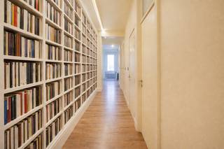 TREVI Gent - Hartje Gent / Veldstraat: Gerenoveerd, ruim, instapklaar 2-slaapkamer appartement, gelegen op de lichtrijke 3de verdieping. Bestaande uit: Brede inkomhal met gastentoilet, 2 ruime slaapkamers, elk met een eigen bad-/douchekamer, grote, open en lichtrijke living met aansluitend een volledig ingerichte keuken, berging met aansluiting voor de machines. Er is tevens een kelderberging inbegrepen. Elektriciteit conform, gunstig EPC (C label), geen asbest. Absolute aanrader !