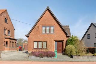 <p><span>Charmante op te knappen open bebouwing met twee slaapkamers met een mogelijkheid voor een derde kamer. Deze woning ligt net buiten de dorpskern van Eppegem en geniet van een sterk netwerk wat betreft bereikbaarheid (wagen, bus en trein). In de nabije omgeving kan u verscheidene handelaars treffen. </span></p><p><span> </span></p><p><span>VIDEO</span><span>: <span>https://watch.wave.video/NcjVPCJeO16tUqk0</span></span><span> </span></p><p><span> </span></p><p><span>INDELING</span></p><p><span>Gelijkvloers:  inkomhal, woonkamer, keuken met aangrenzende veranda, berging die toegang verleent naar de kelder, badkamer voorzien van douche, lavabo en toilet, tuin, garage en oprit. Eerste verdieping: hal, 2 slaapkamers en berging (met mogelijkheid tot omvormen kamer).</span></p><p><span> </span></p><p><span>BRUIKBARE OPPERVLAKTE</span><span>: +/- 157 m² (excl. garage en kelder). </span></p><p><span> </span></p><p><span>BESCHIKBAARHEID</span><span>: bij authentieke akte.</span></p><p><span> </span></p>