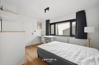 <p><strong>Welcome to this stylish 17 m² student room, located in a quiet and green neighborhood in Heverlee.</strong> This room combines comfort, functionality, and a modern look, making it ideal for students looking for a pleasant place to live and study.</p><p>Upon entering, you’ll immediately notice the bright and contemporary design. Thanks to the large windows, the room enjoys plenty of natural light and an open, pleasant atmosphere. Plus, you have direct access to the shared garden, where you can relax in peace.</p><p>The sleeping area is practically furnished and offers ample storage space. The stylish private bathroom is equipped with a shower, sink, and toilet.</p><p>You can cook in the shared kitchen, which is equipped with all modern appliances. In addition, each room features a convenient breakfast nook with its own refrigerator and microwave, offering extra comfort and convenience.</p><p>An ideal place to live comfortably, study, and enjoy student life.</p>