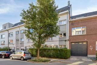 [[ DIT PAND NEEMT DEEL AAN DE ERA OPEN HUIZEN DAG OP 19/9 VAN  TOT  ]]
<p>Charmant gelijkvloers appartement met ruime tuin nabij het centrum van Mechelen.</p>

<p> </p>

<p>Dit appartement in Mechelen combineert rustig wonen met een centrale ligging vlakbij winkels, scholen, openbaar vervoer en het treinstation. De grote tuin vormt een absolute meerwaarde en biedt volop ruimte om te ontspannen of buiten te genieten. Binnen geniet je van een praktische indeling met lichtrijke leefruimtes, een ingerichte keuken en een comfortabele slaapkamer met dressing. Dankzij de conforme attesten en het EPC-label C is dit appartement een interessante keuze voor wie nabij het stadscentrum wil wonen. De vlotte verbinding met invalswegen maakt deze locatie extra aantrekkelijk.</p>

<p> </p>

<p>Belangrijkste ruimtes:<br />• Woonkamer met aangename lichtinval<br />• Ingerichte keuken met elektrische kookplaat, oven, koelkast, vaatwasser en dampkap<br />• Slaapkamer met aansluitende dressing<br />• Badkamer met douche, toilet, wastafel in meubel en aansluiting voor wasmachine<br />• Inkomhal met praktische circulatie<br />• Kelder voor extra bergruimte<br />• Ruime tuin</p>

<p> </p>

<p>Troeven:<br />• Gelijkvloers appartement met grote privatieve tuin<br />• Rustige ligging vlakbij het centrum van Mechelen<br />• Conforme attesten en EPC-label C</p>

<p> </p>

<p>Neem vandaag nog contact op voor een bezoek.</p>

<p> </p>

<p>JOUW DROOMAPPARTEMENT. ZO GEVONDEN!</p>