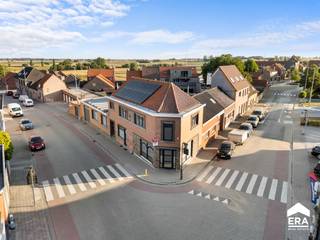 Ruime woonst met handelsruimte, atelier en garage in het centrum van HollebekeIn het hart van Hollebeke treft u dit veelzijdig eigendom aan met...