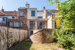 Met zijn rustige ligging in het centrum van Leuven is deze woning in de Weidestraat ideaal gelegen nabij het Station van Leuven en de binnenstad. Extra troeven zijn zeker het aangename zonneterras en tuintje alsook de aanwezige 4 grote slaapkamers.<br />Binnenkomen doen we op het gelijkvloers met een grote hoge hal met apart toilet, een mooie grote open leefruimte van +/- 36m² in L-vorm, een ingerichte keuken met ontbijthoek en het terras bereikbaar via een schuifdeur. Op het tussenverdiep en 1ste verdiep bevinden zich een ingerichte badkamer (ligbad, douche, toilet) en 2 grote slaapkamers (22m² en 14m²). Het 2de verdiep telt eveneens 2 grote slaapkamers (21m² en 14m²). Ondergronds is er +/- 65m² kelderruimte met voorraadkelders, cv-kelder en fietsenkelder (bereikbaar via aangepaste trap). <br />Energiezuinig met EPC label B - score 136 - elektriciteit is bovendien conform ! Woning gerenoveerd met betonnen vloeren !<br />Voor meer info of bezoek kan u me bereiken op 0477284876 of via vincent@immojanstas.be. Bijkomende info (EPC, vastgoedinfo, asbest, ... ) kan U hieronder downloaden ↓