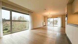 Bij ImmoFusion 7/7 “open huis” : klik op onze 3D-TOUR.<br /><br />Op een rustige en aangename locatie in de Vrunstraat te Heusden-Zolder bevindt zich deze mooie serviceflat, waar modern wooncomfort en zorgeloze zelfstandigheid harmonieus samenkomen. Het appartement maakt deel uit van een kwaliteitsvolle woonomgeving waar u volop geniet van privacy, terwijl ondersteuning steeds dichtbij is wanneer dat nodig is.<br /><br />De leefruimte is warm en uitnodigend afgewerkt met een mooie parketvloer en sluit naadloos aan op de open keuken. Deze is volledig uitgerust met een afwasmachine, inductiekookplaat, microgolfoven en ingebouwde koelkast, wat zorgt voor maximaal gebruiksgemak in het dagelijks leven.<br /><br />Vanuit de leefruimte heeft u toegang tot het ruime terras, een ideale plek om te ontspannen en te genieten van lange zomeravonden.<br />Deze woning is anderzijds een ideaal investeringspand. Het wordt momenteel verhuurd voor 1100 euro per maand!<br /><br />Pluspunten:<br />- ideaal pand als investering<br />- Moderne afwerking met parket in de leefruimte<br />- Volledig uitgeruste open keuken<br />- Groot terras, toegankelijk vanuit leefruimte en slaapkamer<br />- Ruime slaapkamer met veel lichtinval<br />- Praktische en veilige badkamer<br />- Tweede slaapkamer en ruime wasruimte<br />- Vlotte, toegankelijke indeling<br />- Comfortabel wonen met ondersteuning dichtbij<br />- Aangename woonomgeving met respect voor privacy<br /><br />Maatregelen opgenomen in het Maatregelenregister: nee<br /><br />Voor een bezichtiging ter plaatse of meer info, bel ons op 078/78.78.70, of kom gewoon binnen op ons kantoor, steeds welkom!