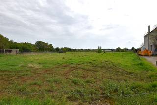 Gunstig en centraal gelegen bouwgrond voor OB van 1040 m² op landelijke toplocatie vlakbij centrum Vorst-Laakdal. <br /> <br />Dit schitterend perceel is ideaal gelegen net buiten de dorpskern van Laakdal wat ervoor zorgt dat plaatselijke kleinhandel, scholen en openbaar vervoer binnen handbereik zijn.<br /><br />De vlotte toegang naar invalswegen, omliggende gemeenten en autostrade (E313), maken dat de grond uitstekend gelegen is voor woon-werkverkeer. <br /><br />Mogelijkheid tot het plaatsen van een bijgebouw met een maximale grootte van 50 m².<br /><br />Het idyllische uitzicht over agrarisch groen zorgt voor de ideale combinatie tussen rust en privacy!<br /><br />Zowel landelijke als moderne bouwconstructie mogelijk! Aanvullend ook complementaire functies/zelfstandige activiteit of vrij beroep toegestaan mits respecteren van de voorwaarden. <br /><br />Dankzij de ruime bouwvoorschriften dewelke tal van mogelijkheden bieden kan u hier zorgeloos uw droomwoning bouwen. <br /><br />Aarzel niet om ons te contacteren voor verdere vrijblijvende informatie.<br /><br />Interesse in een GRATIS SCHATTING van uw eigendom? Bel 015/36.35.34