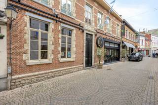 <strong>Luxueus en centraal gelegen duplexappartement, pal in het centrum van Tienen, met onder andere een bewoonbare oppervlakte van 186 m², 3 slaapkamers en een terras van maar liefst 67 m². Momenteel is er nog geen basisakte aanwezig. Het geheel, bestaande uit het handelsgelijkvloers en twee ruime appartementen, staat eveneens te koop. Meer informatie hierover vindt u op immogve.be. EPC-label B (score 167).</strong><br /><br />Het appartement is gelegen op de eerste verdieping en bestaat uit een inkomhal, een leefruimte van 59,5 m² met keuken, een berging, twee slaapkamers, een bureau en een badkamer. Daarnaast bevindt zich op de tweede verdieping een derde slaapkamer met mezzanine. Vanuit de leefruimte heeft u toegang tot het ruime terras van 67 m².<br /><br />Tot slot is er een kelder aanwezig met aparte tellers voor water, gas en elektriciteit, evenals extra bergruimte voor stockage.<br /><br />Het appartement werd afgewerkt met zeer kwalitatieve materialen.<br /><br />In het gebouw is een personenlift aanwezig die toegang biedt tot de eerste verdieping, met andere woorden tot aan de inkomdeur van dit appartement.<br /><br />Dit appartement is gelegen in één van de gezelligste straten van Tienen, pal in het centrum.<br /><br />Meer info? Mail naar laurens@immogve.be of bel naar 0496 07 89 48.