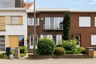<p><span>In het gegeerde Mechelen-Zuid bevindt zich deze charmante en verrassend ruime woning, waar authentieke elementen, veel natuurlijk licht en hedendaags wooncomfort mooi samenkomen.</span></p><p><span>Op het gelijkvloers verwelkomt de woning u met een royale, lichtrijke leefruimte. De gezellige zithoek sluit naadloos aan op de eetkamer, die dankzij de grote raampartijen een aangenaam zicht biedt op de groene tuin. Aansluitend bevindt zich een praktische bureauruimte, ideaal voor thuiswerk, studie of een speelkamer.<br />Verder beschikt deze verdieping over een functionele keuken, een verzorgde badkamer met inloopdouche, een lichtrijke veranda en een technische ruimte. <br />De authentieke houten deuren met karaktervol glaswerk en parketvloeren geven de woning een warme en unieke uitstraling.</span></p><p><span>Op de verdieping leidt de nachthal naar vier volwaardige slaapkamers. De woning beschikt bovendien over een kelder, die extra bergruimte biedt.</span></p><p><span>Buiten geniet u van een gezellige, groene tuin met veel privacy. Achteraan op het perceel bevindt zich een garage, bereikbaar via een doorgang aan de achterzijde van het perceel, die ideaal kan dienen als berging, hobbyruimte of werkplaats. </span></p><p><span>Een karaktervolle gezinswoning met veel ruimte, rustig gelegen en toch vlak bij het centrum van Mechelen, scholen, winkels, openbaar vervoer en belangrijke invalswegen.</span></p><p><span> </span></p><p><span> </span></p><p><span> </span></p>