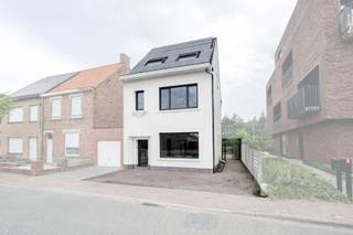<p>Deze volledig gerenoveerde, grote instapklare gezinswoning is centraal gelegen aan Station NMBS Beernem.<br />Werkelijk alles is vernieuwd in deze woning : nieuwe dakisolatie, muurisolatie, vloerisolatie, nieuwe ramen en deuren, 24 zonnepanelen op het dak met certificaten en een ‘nieuwe’ gas-condensatiebrander van januari 2023, nieuwe keuken, badkamer, etc…<br />EPC ‘B’ garandeert u een energiezuinige woning met zonnepanelen. Zeker gewapend voor de toekomst.<br />Wordt deze ‘zo goed als nieuwbouw’-woning uw nieuwe woning ?</p>
<p><strong><u>Indeling van de woning</u></strong> : <br />Geventileerde <u>kelder</u> incl stopcontacten<br /><u>Gelijkvloers</u>:<br />Ruime inkomhal, toilet, woonkamer met TV-zithoek en eetplaats, keuken, bergruimte achter de keuken voorzien van aansluitingen voor (vaat)wasmachine, droogkast, koelkast, incl. werkblad+ afzonderlijke bergruimte bij de gascondensatieketel + werkplaats/tuinberging met zolder.<br /><u><br />Eerste verdieping</u>: <br />Gang , toilet met lavabo in meubel , slaapkamer 1 , slaapkamer 2 , ruime badkamer met inloopdouche<br /><u><br />Tweede verdieping</u>: <br />Gang , slaapkamer 3 en slaapkamer 4<br /><u><br />Zolder </u>: te bereiken via valtrap. 5° slaapkamer mogelijk.</p>
<p><span><strong>Algemeen</strong> :</span> <br />- centrale verwarming met in alle ruimtes (incl zolder) paneelradiatoren.<br />- 1 electrisch rolluik vooraan , 4 manuele rolluiken en 4 veluxen met rolluik/rolgordijn op de slaapkamers<br />- zonnepanelen: totale jaarcapaciteit: bruto 4200 - netto 3200 à 3600 in functie van de hoeveelheid zon op jaarbasis<br />- perfecte ligging tov openbaar vervoer en station<br />- op een paar minuten van de oprit van de E40 (Brugge-Gent-Brussel)<br />- volledig gerenoveerd<br />- P-score: D<br />- G-score: D<br />- Sted. inlichtingen zie documenten</p>