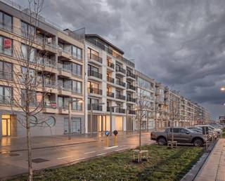 Dit appartement (84m²) is gelegen op de eerste verdieping en omvat een inkomhal, ruime living vooraan met een zonnig terras met prachtig zicht over de jachthaven, open keuken voorzien van alle nodige toestellen, berging, 2 slaapkamers achteraan, badkamer, berging en toilet. Ruime fietsenberging in het gebouw inbegrepen in de prijs, verplichte aankoop van een autostaanplaats in het gebouw. ( € 25.000 ).<br /><br />Voor meer info bel 0479 22 68 72 of mail naar info@immonano.be