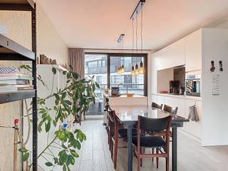 Magnifique appartement à Hasselt, situé dans la belle résidence L'Estrade. L’ascenseur vous conduit facilement au premier étage, où se...