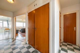 11de VERDIEPING<br />Inkomhal 11m² op tegel met gastentoilet en ingebouwde vestiaire kasten.<br />Woonkamer 30m² op parket.<br />Keuken 9m² op tegel met keramische kookplaat, oven, dubbele spoelbak en ontbijthoek.<br />1ste slaapkamer 17m² op kurk.<br />Badkamer 5m² op tegel met bad/douche combinatie, enkele lavabomeubel, aansluiting voor wasmachine en droogkast.<br />2de slaapkamer 11m² op kurk.<br />Terras 7m² op tegel.<br /><br />KELDER<br />Kelderberging<br />Verplicht bij aan te kopen van een ondergrondse autostaanplaats aan € 15.000, -.<br /><br />BIJZONDERHEDEN<br />Verwarming stookolie, dubbele en enkele beglazing, schrijnwerk hout en pvc, elektrische rolluiken achteraan, parlofoon, lift.<br /><br />POSITIEVE PUNTEN<br />Inclusief ondergrondse staanplaats<br />Panoramisch uitzicht over Antwerpen<br />2 ruime slaapkamers<br />Zeer goed onderhouden
