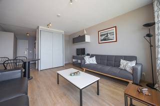 Welkom in deze verzorgde en volledig i<u>nstapklare studio</u> te Middelkerke, gelegen op de 5de verdieping van <strong>residentie Helix</strong>!<br />Deze gezellige studio geniet van een prachtig <strong>frontaal zeezicht</strong> en tal van <u>faciliteiten</u> in het gebouw zelf.<br /><br />Dankzij de uitstekende ligging op de <strong>zeedijk</strong> vormt deze eigendom de ideale uitvalsbasis om in alle rust van de Belgische kust te genieten.<br />De studio werd steeds zeer goed onderhouden en verkeert in een zeer nette staat, waardoor u er onmiddellijk van kunt <u>genieten zonder renovatiewerken</u>.<br />Het aangename terras aan de voorzijde biedt een schitterend uitzicht op zee en vormt de <strong>perfecte plaats om te ontspannen</strong>.<br /><br />Daarnaast beschikt de residentie over tal van extra <u>faciliteiten</u> die het verblijf bijzonder comfortabel maken.<br />Zo kunnen de bewoners gebruikmaken van een <strong>binnenzwembad</strong>, vernieuwde <u>sauna &amp; infraroodcabine (2026)</u>, fitnessruimte, speelzaal met onder meer een <u>pingpongtafel, snooker en tafelvoetbal,</u> alsook een gemeenschappelijke fietsenberging en een vuilnislokaal.<br />Bovendien is een privatieve kelderberging inbegrepen in de vraagprijs.<br /><br />Ook de bereikbaarheid is een grote troef: de studio bevindt zich op wandelafstand van de <u>tramhalte, winkels, horecazaken</u> en de vele ontspanningsmogelijkheden die Middelkerke te bieden heeft.<br /><br /><u><strong>Extra troeven:</strong></u>
<ul>
	<li><strong>Frontaal zeezicht</strong></li>
	<li>Aangenaam <u>terras</u></li>
	<li>Volledig instapklaar en uitstekend onderhouden</li>
	<li>Vernieuwde liften in het gebouw (2024)</li>
	<li>Privatieve <u>kelderberging inbegrepen</u></li>
	<li>Gemeenschappelijke <u>fietsenberging en vuilnislokaal</u></li>
	<li>Zwembad, sauna, fitness en recreatieruimte in de residentie</li>
	<li><strong>Gunstige EPC-score</strong> (label B)</li>
	<li>Centrale ligging vlak bij de tramhalte, winkels en horeca</li>
</ul>
Kortom: een verzorgde studio op een toplocatie aan zee, ideaal als tweede verblijf of investering.<br />Plan vandaag nog uw bezoek in!