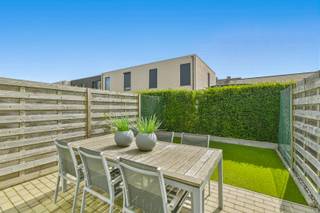 Op wandelafstand van het strand en horeca vindt u dit verzorgde en instapklare gelijkvloerse appartement. Dankzij de praktische indeling, de aangename buitenruimte en de rustige ligging is dit de ideale keuze als vaste woonst, tweede verblijf of investering.<br /><br />De lichtrijke leefruimte vormt samen met de open, volledig uitgeruste keuken het gezellige hart van het appartement. Daarnaast beschikt u over een volwaardige slaapkamer, een ruime slaaphoek die perfect dienst kan doen als extra slaapkamer of bureau, een badkamer met douche, een apart toilet en een handige wasberging.<br />Buiten geniet u van een gezellig terras, een heerlijke plek om in alle rust van de zon te genieten.<br /><br />Ook op vlak van comfort zit u hier goed. Het appartement is energiezuinig (EPC-label B), beschikt over een conforme elektrische installatie en wordt bovendien volledig gemeubeld verkocht, inclusief de inboedel. U hoeft enkel uw koffers uit te pakken en kunt meteen genieten.<br /><br />Als extra is er de mogelijkheid om een ruime privatieve garage aan te kopen voor € 55.000, ideaal voor uw wagen, fietsen of extra bergruimte.<br /><br />Bent u op zoek naar een zorgeloos appartement op een uitstekende locatie in Westende-Dorp? Neem dan vandaag nog contact met ons op voor een bezoek en ontdek zelf de vele troeven van dit mooie appartement.<br /><br />Neem voorsprong met een vrijblijvende en gratis schatting van uw eigendom via:<br />http://www.residentievastgoed.be/gratisonlineschatten<br /><br />EPC: 145 kWh/m² - UC: 3689187 ~ Vg, Wg, Gvkr, Gvv, Gmo ~ Ref. MI24517