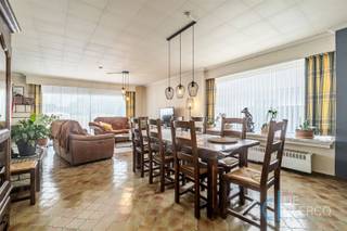 <p><span>Ruime bungalow met tal van mogelijkheden en een grote tuin te koop in het rustieke Laarne!</span></p><p><span>In een groene, landelijke omgeving te Laarne bevindt zich deze ruime bungalow met een bebouwde oppervlakte van 235 m². De woning is gunstig gelegen nabij een verbindingsweg naar het centrum van Laarne, waar u terechtkunt voor diverse winkels, diensten en andere dagelijkse voorzieningen. Tegelijkertijd geniet u hier van een rustgevend uitzicht op de omliggende weilanden en het groene landschap.</span></p><p><span>Alle ruimtes bevinden zich op het gelijkvloers, wat zorgt voor een praktische en comfortabele indeling. Via de inkomhal, voorzien van een gastentoilet, komt u in de leefruimte. Dankzij de grote raampartijen geniet deze woonruimte van een aangename natuurlijke lichtinval. De leefruimte sluit aan op de eethoek en vormt zo het gezellig hartje van de woning. Achteraan bevindt zich de landelijk ingerichte keuken, uitgerust met de basistoestellen. Aansluitend vindt u een praktische berging met extra washok. De centrale gang geeft toegang tot vier slaapkamers, zijnde 1 ruime hoofdslaapkamer en 3 bijkomende kleinere kamers die flexibel kunnen worden ingericht. De badkamer is uitgerust met een ligbad en een vernieuwd lavabomeubel.</span></p><p><span>Een absolute troef van deze eigendom is de zeer ruime, aangebouwde garage. Deze biedt niet alleen voldoende plaats voor het parkeren van voertuigen, maar kan eveneens dienstdoen als extra opslagruimte, hobbyruimte of atelier.</span></p><p><span>Ook buiten heeft deze woning heel wat te bieden. De grote, volledig omheinde tuin beschikt reeds over een moestuintje en biedt veel opties om naar eigen wens in te richten. De terrassen achteraan en aan de zijkant van de woning laten u toe om op zonnige dagen volop van buiten te genieten. Vooraan zorgt de royale oprit bovendien voor veel parkeermogelijkheden en een aangename afstand tussen de woning en de openbare weg.</span></p><p><span>Op technisch vlak beschikt de woning over een EPC-label D. De vraagprijs voor deze woning bedraagt 345.000 euro exclusief registratierechten. </span></p><p><span>Deze bungalow vormt een interessante opportuniteit voor wie op zoek is naar een ruime woning op een landelijke locatie en bereid is om mits renovatie en persoonlijke afwerking er een prachtige thuis van te maken. Dankzij de praktische gelijkvloerse indeling, de vier kamers, de grote garage en de ruime tuin biedt deze eigendom een uitstekende basis. Bent u op zoek naar een woning met veel potentieel, gelegen in een rustige groene omgeving? Aarzel niet om contact op te nemen en maak nu uw afspraak via anais@vastgoed-dc.be of de website! </span></p>