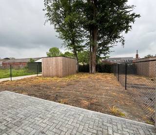 VOLLEDIG AFGEWERKTE en INSTAPKLARE halfopen BEN (dus ZEER ENERGIEZUINIG) nieuwbouwwoning op 428m². Halfopen VOLLEDIG AFGEWERKTE BEN (E-peil max E10) nieuwbouwwoning gelegen op een mooi perceel van +- 428m². Deze woning ligt op zeer gunstige en rustige ligging, namelijk in een doodlopende straat én op wandelafstand van Hoogstraten centrum. Deze prachtige woning heeft een ruime en lichte woonkamer met open keuken met keukeneiland (met combi-oven, ijskast, afwasmachine, inductiekookplaat, etc.), bureauruimte, 2 aparte toiletten, bergingen, 2 mooie badkamers waarvan de ene met inloopdouche én ligbad alsook een dubbel lavabomeubel en de andere met inloopdouche en lavabomeubel, 4 grote slaapkamers en een ruim terras met grote en zonnige tuin met een mooi tuinhuis. Er is eveneens achteraan een toegang voorzien tot de privé tuin. Bovendien betreft het een BEN woning (E-peil max E10) en is deze woning dus o.a. voorzien van zonnepanelen, vloerverwarming, warmtepomp en een ventilatiesysteem type D met warmterecuperatie. Deze woning is VOLLEDIG AFGEWERKT en is instapklaar. Graag meer info of een afspraak voor een bezichtiging? Contacteer ons op 0472/98.33.10 of vastgoed@8c8.be
