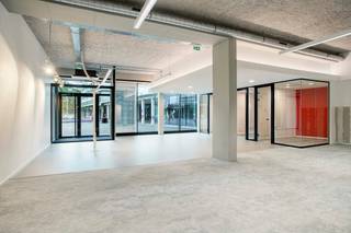 Handelspand van ca. 296 m² te huur in het centrum van Waregem. <br /><br />Commercieel gelegen handelspand in Waregem met een uitstekende zichtbaarheid en vlotte bereikbaarheid. <br /><br />Het pand biedt tal van mogelijkheden voor handel, kantoor of dienstverlening en beschikt over een praktische indeling. Dankzij de centrale ligging is dit een interessante opportuniteit voor ondernemers en investeerders.<br /><br />Bent u op zoek naar een handelspand in Waregem? Aarzel dan zeker niet om ons te contacteren op het nummer 056 21 11 11.