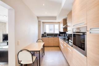 Bent u op zoek naar een comfortabel appartement met twee slaapkamers op een rustige, maar toch centrale ligging? Dan is dit appartement zeker het ontdekken waard!<br /><br />Gelegen in een groene woonomgeving biedt dit appartement niet alleen rust en privacy, maar ook een vlotte verbinding met het centrum van Temse. De lichtrijke leefruimte met groot raam zorgt voor een open en aangename sfeer. De moderne keuken is volledig uitgerust en sluit aan op een praktische berging, ideaal voor extra voorraad of wasruimte.<br /><br />De twee slaapkamers zijn ruim en goed ingedeeld. De badkamer is netjes afgewerkt en uitgerust met een douche en lavabo. Dankzij de ligging in een rustige straat en de nabijheid van het centrum, winkels, scholen en openbaar vervoer geniet u hier van het beste van twee werelden.<br /><br />Bij dit appartement kan een ondergrondse afgesloten garagebox aangeboden worden voor €25000. <br /><br />Troeven op een rij:<br />• Nabij winkels, scholen en openbaar vervoer<br />• Ideaal voor starters, koppels of investeerders<br />• Elektriciteit conform<br />• Mobiscore: 8,5/10<br />• Goede EPC-score<br /><br />Meer info of een bezoek inplannen?<br />Contacteer ons via 052 46 38 03 of mail naar info@uw-huis.be.