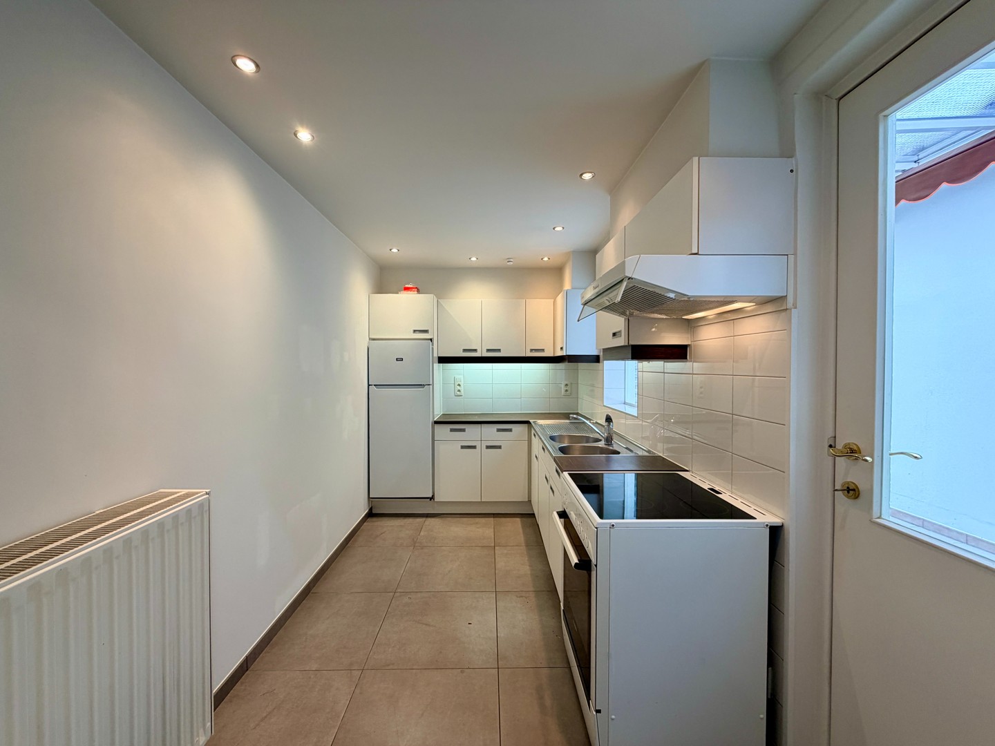 Instapklare woning met 2 slaapkamers en diepe tuin te Roeselare! - foto 5