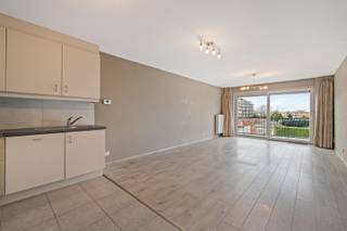 Dit instapklare appartement uit 2014 biedt een comfortabele woonervaring op een centrale locatie in Sint-Niklaas. De leefruimte voelt meteen...