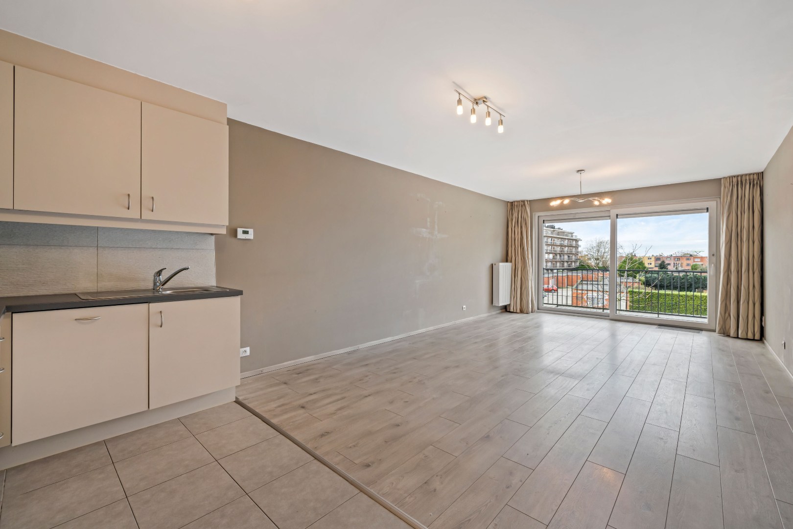 INSTAPKLAAR APPARTEMENT IN CENTRUM MET 2 SLPK EN EPC B - foto 3