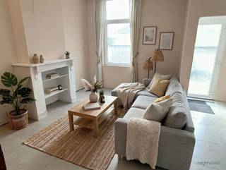 <p>Een woning met ruimte om te leven, een tuin om van te genieten en vooral heel wat mogelijkheden om er iets helemaal van jezelf van te maken!</p><p>In de Patriottenstraat in Turnhout vind je deze rijwoning met 135 m² bewoonbare oppervlakte, 4 slaapkamers en een perceel van circa 200 m². Een woning waar al renovatiewerken werden uitgevoerd, maar waar je zelf nog de laatste hand aan kunt leggen.</p><p>Op het gelijkvloers vind je een leefruimte (36 m²) met plaats voor zowel een gezellige zithoek als een eettafel waar iedereen kan aanschuiven. De aansluitende keuken (10 m²) is vernieuwd en met alle toestellen en biedt de mogelijkheid om ze verder uit te rusten zoals jij dat wilt.</p><p>Verder zijn er een badkamer met ligbad en wastafel en een afzonderlijk toilet.</p><p>Met vier slaapkamers (16,15, 9 en 8 m²), verspreid over de verdiepingen, is er plaats voor het hele gezin. Een extra slaapkamer, een bureau om thuis te werken of een eigen plek voor je hobby's? De ruimte is er alvast. De kamers onder het dak, met hun schuine wanden en dakramen, geven de bovenverdieping bovendien een eigen karakter.</p><p>De renovatie is nog niet volledig afgerond. Dat betekent dat je rekening moet houden met verdere werken, maar ook dat je de afwerking helemaal zelf kunt bepalen.</p><p>Achter de woning wacht een tuin van circa 100 m², met aansluitend een terras van ongeveer 20 m². Genoeg plaats voor een lange tuintafel, een speelplek voor de kinderen of gewoon een rustig moment buiten.</p><p>Extra handig is het tuinhuis met een achteringang. Met fietsen, vuilnisbakken of tuinmateriaal hoef je dus niet door de woning.</p><p>Dankzij de uitgevoerde renovatiewerken wordt een aanzienlijk betere energiescore verwacht. Momenteel label F, maar een nieuw EPC-attest is in opmaak.</p><p>Infoplicht: Vg, Wg/Agr, Gmo, Gvkr, Gvv. P-score: D , G-score: D. <br />Oppervlaktes zijn indicatief. Dit betreft een onderhandelingsvoorstel, is geen bindend aanbod.</p>
