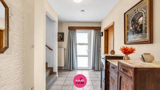 Deze charmante open bebouwing is rustig gelegen aan het Rode Kruisplein 15 in Eisden, in een aangename en residentiële woonwijk. De woning geniet van een uitstekende bereikbaarheid met een vlotte verbinding naar het centrum van Maasmechelen, de E414, en bevindt zich bovendien in de nabijheid van scholen, winkels en andere voorzieningen. Met een woonoppervlakte van maar liefst 245 m² woonplezier en een grondoppervlakte van 525 m² heeft deze woning tal van mogelijkheden voor wie op zoek is naar ruimte en comfort: ideaal voor wie op zoek is naar extra woongenot en een biedt een perfecte oplossing voor kangoeroewonen of grote gezinnen.<br /><br /><br />De indeling gaat als volgt: <br /><br />Via de inkomhal bereik je de verschillende leefruimtes op het gelijkvloers. <br />De leefruimte geniet van grote raampartijen die zorgen voor veel lichtinval en een open gevoel. De gezellige haard vormt het warme middelpunt van de ruimte. Daarnaast geniet je hier van extra comfort dankzij airconditioning.<br /><br /><br />De keuken op het gelijkvloers met ontbijthoek is functioneel ingericht en voorzien van een oven, ingebouwde koelkast en keramische kookplaat. Verder bevinden zich op deze verdieping drie volwaardige slaapkamers met oppervlaktes van circa 17m², 9m² en 9m². <br /><br />De gezellige veranda met zicht op het terras zorgt het hele jaar door voor aangenaam woongenot.<br />Alsook is de recent vernieuwde badkamer stijlvol betegeld en uitgerust met een dubbele lavabo, een inloopdouche en een ligbad.<br /><br />Op de eerste etage geeft de nachthal uit op twee bijkomende slaapkamers van circa 14m² en 13m². Daarnaast is er een tweede badkamer aanwezig met lavabomeubel en douchecabine.<br /><br />Tevens beschikt deze verdieping over een extra leefruimte met een volledig ingerichte keuken, voorzien van een oven, ingebouwde koelkast en inductiekookplaat. Daarnaast is er nog een praktische berging en een aparte ruimte die kan worden ingericht als bureauruimte, dressing of hobbykamer.<br />Via het knusse terras geniet je van een mooi uitzicht op de omgeving.<br /><br />Op kelderniveau beschikt de woning over een ruime kelderberging en een garage voor twee wagens.<br /><br />Extra troeven van deze woning:<br /><br />- Ideaal geschikt als kangeroewoning of grote gezinnen <br />- EPC label C – 233 kWh/m²<br />- Uitgerust met airco en automatische rolluiken op de benedenverdieping <br /><br />Op zoek naar een royale bungalow met veel potentieel op een centrale ligging? Contacteer ons via 089 390 990 of info@immofair.be.