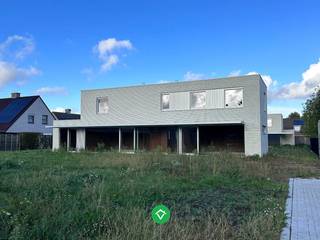 Deze rustig gelegen alleenstaande nieuwbouwwoning heeft een bewoonbare oppervlakte van 282 m² en is gelegen op een grondoppervlakte van 1000 m²...