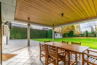 Een goed gelegen ruime villa met grote siertuin, ideaal voor vrij beroep,gelegen nabij ring en openbaarvervoer..Bestaat uit:Op het gelijkvloers:...