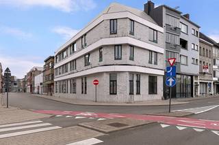 Invest carefree in this recent and modern student room, ideally located on the Spoorweglaan in Kortrijk, near the station, the city center and...