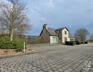 Met een bewoonbare oppervlakte van meer dan 350m² op een domein van 10.217m² geniet je hier werkelijk van een zee van ruimte en zeer veel privacy.We...