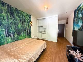 Op een gunstige locatie, vlak bij het centrum van Roeselare, bevindt zich deze lichtrijke studio met een aangenaam terras. De praktische indeling omvat een inkomhal, een aparte badkamer met douche, toilet en lavabo, en een open leefruimte met keuken, zit- en slaapgedeelte met terras.<br /><br />Dankzij het gunstige EPC-label B en de investeringen die de mede-eigendom de afgelopen jaren uitvoerde, biedt deze eigendom niet alleen wooncomfort, maar ook een zorgeloze aankoop met weinig te verwachten bijkomende kosten op korte termijn.<br /><br />De studio is momenteel verhuurd, wat ze ook bijzonder interessant maakt voor wie op zoek is naar een investering met onmiddellijke huuropbrengsten. Wie liever zelf zijn intrek neemt, beschikt hier over een compacte en centraal gelegen woonst met een aangenaam buitenruimte.<br /><br />Interesse? Contacteer ons gerust voor meer informatie of een bezoek ter plaatse: 0479 10 99 08