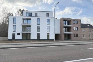<p><strong>Modern nieuwbouwappartement in Residentie Centrumhof te huur – 1 slaapkamer met terras</strong></p>
<p>Modern en energiezuinig <strong>nieuwbouwappartement</strong> te huur met een centrale ligging en vlotte verbindingen. Het appartement bevindt zich in deze gloednieuwe residentie Centrumhof en is afgewerkt met kwalitatieve materialen en een moderne uitstraling.</p>
<p>De ligging is <strong>centraal en ligt op wandelafstand van het centrum van Maasmechelen</strong> met alles binnen handbereik. Terrasjes, restaurants, winkels, scholen, openbaar vervoer alsook de grote shoppingcentra bevinden zich op een boogscheut. Ook de autosnelweg en belangrijke verbindingswegen zijn vlot bereikbaar.</p>
<p>De <strong>lichtrijke leefruimte met open keuken</strong> vormt het hart van het appartement. Dankzij de grote raampartijen geniet je van veel natuurlijk licht en een aangenaam open gevoel. Vanuit de woonkamer heb je toegang tot het <strong>terras met balustrade</strong>, ideaal om even buiten te ontspannen.</p>
<p>De keuken is modern ingericht en voorzien van voldoende kastruimte en ingebouwde toestellen.</p>
<p>De badkamer is stijlvol afgewerkt en uitgerust met een <strong>ruime inloopdouche, een dubbele lavabo en voldoende kastruimte</strong>, wat zorgt voor extra comfort en gebruiksgemak.</p>
<p>Indeling van het appartement:</p>
<ul>
<li>Ruime <strong>woonkamer met open keuken</strong></li>
<li><strong>1 slaapkamer</strong></li>
<li><strong>Moderne badkamer</strong> met inloopdouche en dubbele wastafel</li>
<li><strong>Apart gastentoilet</strong></li>
<li><strong>Terras met balustrade</strong></li>
<li><strong>Kelderberging</strong></li>
<li><strong>Ondergrondse autostaanplaats</strong></li>
<li>Veel natuurlijke lichtinval</li>
</ul>
<p>Het appartement is een <strong>nieuwbouw</strong>, waardoor je geniet van hedendaags comfort en een energiezuinige woning.</p>
<p>Ideaal voor een <strong>alleenstaande of koppel</strong> dat op zoek is naar een modern en instapklaar appartement.<br /><br />De huurprijs bedraagt € 900 excl. gemeenschappelijke kosten.</p>
<p>Wordt jij de nieuwe huurder van dit toffe appartement? Contacteer ons dan via office@immofusion.be</p>