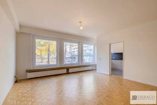 Prachtig ruim appartement met 3 slk op toplocatie! <br /><br />Bent u op zoek naar een mooi appartement in het centrum van Wilrijk? Dit appartement beschikt over 3 slaapkamers en combineert ruimte en comfort met een uitstekende ligging in het hartje centrum Wilrijk! <br /><br />Bij binnentreden van het appartement komt u in de inkomhal die meteen uitgeeft op de ruime en lichtrijke woonkamer met parketvloer. Vanuit de woonkamer krijgt u toegang tot de volledig ingerichte keuken. De badkamer is voorzien van een douche-in-bad en een dubbele lavabo. Verder zijn er nog 3 volwaardige slaapkamers aanwezig. Tenslotte is er achteraan het appartement een aangenaam terras voorzien. <br /><br />Pluspunten: <br />+ Uitstekende locatie in hartje Wilrijk <br />+ Ruim en instapklaar <br />+ 3 volwaardige slaapkamers<br />+ Aangenaam terras <br />+ EPC label B <br />+ Asbestveilig <br /><br />Hebt u interesse in dit mooie appartement in centrum Wilrijk? <br />Contacteer ons via info@debaco.be of bel ons op 014/73.77.77 voor een bezoek ter plaatse!