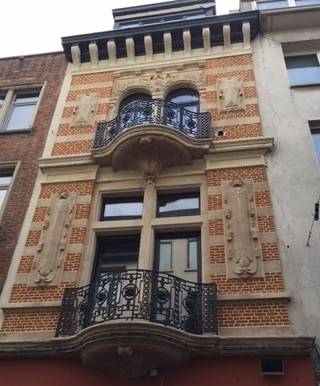 Volledig gerenoveerd appartement gelegen in winkel wandelstraat nabij Grote Markt bestaande uit living van <br />45 m² in parketvloer, open keuken, slaapkamer, douche en wc.