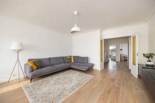 <p><span>Instapklaar en ruim appartement met terras én garageplek op de gegeerde Fruithoflaan</span></p><p><span>Op zoek naar ruimte, comfort én een uitstekende ligging?</span><span> Dit prachtige en instapklare appartement op de </span><span>5de verdieping (lift aanwezig) van het verzorgde Arosa-gebouw</span><span> in de begeerde Fruithoflaan te Berchem combineert het allemaal.</span></p><p><span>Met maar liefst </span><span>116 m² woonoppervlakte</span><span> en zowel een balkon aan de voorzijde als een terras achteraan, biedt dit appartement verrassend veel ruimte en mogelijkheden.</span></p><p><span> </span></p><p><span>Bij het binnenkomen valt meteen de </span><span>ruime inkomhal met ingebouwde kasten</span><span> op. </span></p><p><span>De </span><span>lichte en ruime leefruimte</span><span> vormt het hart van het appartement en geniet dankzij de ligging op de 5de verdieping, met lift, van een aangenaam open gevoel. De </span><span>vernieuwde keuken uit 2020</span><span> sluit hier mooi bij aan en biedt alles wat je nodig hebt voor dagelijks comfort.</span></p><p><span>Het appartement beschikt over </span><span>twee ruime slaapkamers</span><span>. Daarnaast is er nog een </span><span>zeer grote berging</span><span>, die dankzij de oppervlakte en indeling ook perfect kan worden ingericht als </span><span>derde slaapkamer, bureau, hobbyruimte of dressing</span><span>.</span></p><p><span>Een verzorgde badkamer met inloopdouche en verder zijn er </span><span>twee toiletten aanwezig</span><span>, wat zorgt voor extra praktisch comfort.</span></p><p><span>Ook op technisch vlak zit je goed: het appartement beschikt over een </span><span>gunstige EPC-score B</span><span>. De </span><span>ramen werden vernieuwd en zijn voorzien van driedubbele beglazing</span><span>.</span></p><p><span>De gemeenschappelijke kosten bedragen 265euro per maand (Water, gas, blokpolis, onderhoud, lift, reservefonds)</span></p><p><span>De garagebox is verplicht bij aan te kopen aan 20.000euro.</span></p><p><span>Troeven op een rij:</span></p><ul><li><span>Volledig instapklaar</span></li><li><span>Gegeerde Fruithoflaan in Berchem</span></li><li><span>Lift aanwezig</span></li><li><span>2 ruime slaapkamers</span></li><li><span>Zeer grote berging, </span><span>mogelijk in te richten als 3de slaapkamer of bureel</span></li><li><span>Vernieuwde keuken (2020)</span></li><li><span>Gunstig EPC B</span></li><li><span>Ruime inkomhal met </span><span>ingebouwde kasten</span></li><li><span>Terras achteraan + balkon vooraan</span></li></ul><p><span>Interesse? Plan dan zeker een bezoek en ontdek het zelf.</span></p><p><span>Sven@home4you.be</span></p><p><span> </span></p>
