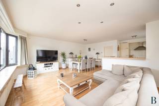 Locatie
Karel Soetelaan 72 ligt in een rustige woonomgeving in Borsbeek, met een vlotte verbinding richting Antwerpen en de belangrijkste invalswegen. Ook openbaar vervoer is handig geregeld: in de buurt stoppen bussen zoals lijn 20 en 34, waardoor je eenvoudig richting stad en omliggende gemeenten geraakt.  

Een extra plus is dat je hier alles voor het dagelijks leven dichtbij hebt, met winkels in de omgeving (o.a. Albert Heijn).  
Daarnaast is er ook medische zorg vlakbij, met AZ Monica (campus Deurne) op korte afstand.  

Indeling
Dit appartement op de eerste verdieping heeft een bewoonbare oppervlakte van circa 95 m². De ruime woonkamer geniet van een mooie lichtinval dankzij de hoekligging en sluit aan op de volledig uitgeruste open keuken. Verder zijn er een badkamer met douche in bad en lavabo, een apart gastentoilet, een praktische berging voor wasmachine en droogkast en twee slaapkamers van 8 m² en 16 m². Achteraan bevindt zich een aangenaam en rustig terras.
Garage: garagebox optioneel aan te kopen aan 25.000 euro.
Berging: privatieve kelderberging aanwezig.

Troeven
✓ Lichtrijk hoekappartement
✓ Rustig gelegen terras
✓ Kleinschalig gebouw met lage algemene kosten
✓ Energiezuinig appartement met EPC B
✓ Garagebox optioneel beschikbaar

Technische gegevens
Gebouw van 2000 in goede staat van onderhoud. Verwarming via een individuele condenserende gasketel. Aluminium ramen met dubbele beglazing. Individuele meters voor gas elektriciteit en water. Video parlofoon aanwezig. Garagebox met automatische poort.

Extra
Algemene kosten 30 euro per maand
Stedenbouwkundige inlichtingen in aanvraag
Benieuwd naar de waarde van je woning? Vraag een gratis schatting aan via lex@bauwensvastgoed.be