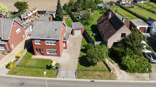 <p>Charmante open bebouwing op toplocatie aan de rand van Veerle centrum</p>
<p>Op een perceel van 668 m² bevindt zich deze zeer goed onderhouden open bebouwing, ideaal gelegen aan de rand van het centrum van Veerle. Hier geniet u van een rustige woonomgeving met scholen op wandelafstand en winkels vlakbij.</p>
<p>Bij het betreden van de woning komt u binnen in een verzorgde inkomhal die toegang geeft tot de lichtrijke leefruimte. Dankzij de grote raampartijen geniet de woning van een aangename natuurlijke lichtinval. Verder beschikt de woning over drie volwaardige slaapkamers en een functionele indeling met tal van mogelijkheden.</p>
<p>Een extra troef is de vaste trap naar de zolder, die potentieel biedt voor extra opslagruimte of verdere inrichting. Buiten geniet u van een mooie tuin met een prachtig uitzicht op de achterliggende velden – de ideale plek om in alle rust te ontspannen.</p>
<p>De garage met automatische poort zorgt voor extra comfort en praktische bergruimte.</p>
<p>Ook energetisch biedt deze woning interessante mogelijkheden: met enkele beperkte aanpassingen kan het EPC-label eenvoudig verbeterd worden naar een gunstig D-label.</p>
<p>Bent u op zoek naar een instapklare, verzorgde woning met ruimte, licht en een uitstekende ligging? Dan is deze open bebouwing zeker een bezoek waard.</p>
<p></p>