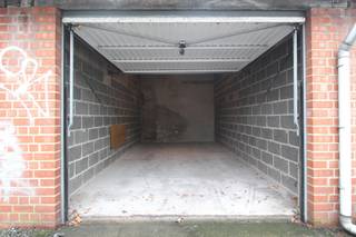 Ontdek een unieke kans in het hart van Gentbrugge! Op een rustige maar centrale locatie bieden we 46 garages te koop aan, met de mogelijkheid om...