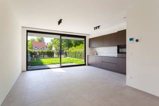 Stijlvol nieuwbouw gelijkvloers appartement te huur in Schilde.<br /><br />Op zoek naar modern wooncomfort in een groene en rustige omgeving? Dit prachtige nieuwbouw gelijkvloers appartement in Schilde biedt een perfecte combinatie van hedendaagse afwerking, ruimte en buitenleven.<br /><br />Het appartement beschikt over een lichtrijke leefruimte met moderne uitstraling, een praktische indeling en kwalitatieve materialen. Via de leefruimte heb je toegang tot een ruim terras en een privatieve tuin de ideale plek om te ontspannen, te genieten van zonnige dagen of gezellig samen te komen met familie en vrienden.<br /><br />Dankzij de energiezuinige nieuwbouw geniet je bovendien van optimaal wooncomfort en lage energiekosten. De gelijkvloerse ligging zorgt voor extra gemak en een vlotte toegankelijkheid.