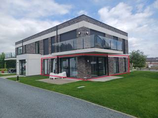 TE HUUR: In het mooie woonerf 'Leopold': Luxueus afgewerkt appartement op de gelijkvloerse verdieping in het gebouw achteraan met 2 autostaplaatsen (1 in de ondergrondse parkeergarage en 1 bovengronds). Dit mooi afgewerkt en energiezuinig appartement kent volgende indeling: inkomhal, leefruimte met open keuken (volledig geïnstalleerd) met eiland, ingerichte badkamer met inloopdouche en ligbad, 2 slaapkamers, wasplaats-berging, wc, 3 terrassen, vloerverwarming, alsook zonnepanelen voor individueel gebruik. Het appartement is volledig geschilderd en voorzien van de nodige verlichtingsarmaturen en raamdecoratie, m.a.w.100 % instapklaar! Maandelijkse provisie gemeenschappelijke lasten bedraagt 60,00 €. Beschikbaar vanaf 01/07/2026.<br />Meer info of afspraak voor bezoek uitsluitend via email: info@denderimmo.be