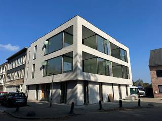 <p><span>Nieuwbouwproject gelegen centrum Maria-ter-Heide. </span></p><p><span> </span></p><p><span>Ontdek het ultieme woongenot in dit energiezuinige en moderne appartement, gelegen in het bruisende centrum van Maria ter Heide.<br /><br /></span></p><p><span>Dit gloednieuwe appartement biedt het beste van comfort en stijl, met een ruime leefruimte en een open op maat gemaakte 'CASCAN' keuken van voorzien van topapparatuur(Miele). </span></p><p><span>Dankzij de driedubbele beglazing geniet u van maximale rust. <br />Bovendien bevindt u zich middenin de dorpskern met alle nodige voorzieningen, zoals bakkers, slagers, supermarkten, openbaar vervoer en scholen. Met de nabijheid van de op- en afrit van de autostrade bent u ook perfect verbonden met de rest van het land.<br />De twee slaapkamers bieden voldoende ruimte voor rust en privacy, terwijl de badkamer een oase van ontspanning is. </span></p><p><span> </span></p><p><span>Grote troef aan dit appartement is het overdekt terras met verlichting, ideaal voor zelfs de regenachtige zomeravonden!</span></p><p><span> </span></p><p><span>Met een extra ruime privé berging en overdekte staanplaats achteraan het gebouw is aan alle praktische behoeften gedacht. </span></p><p><span> </span></p><p><span>Dit appartement zal afgewerkt worden met verlichtingsarmaturen en raamdecoratie. </span></p><p><span> </span></p><p><span>VASTE KOSTEN : 120,- euro per maand (incl. verzekering, beheer gebouw, onderhoud algemene delen, elektriciteit en water algemene delen, ruimen septische putten, brandbeveiligingskosten) </span></p><p><span> </span></p><p><span> </span></p><p><span> </span></p><p><span>Mis deze unieke kans niet om te wonen in comfort en luxe op een toplocatie. Neem vandaag nog contact met ons op voor meer informatie!</span></p>