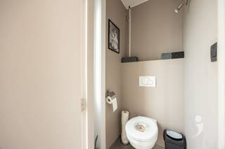 <p><span>Vous cherchez une maison clé en main dans un quartier calme, mais proche des transports en commun ? Cette maison rénovée est située dans une impasse tranquille et se trouve à distance de marche de la gare de Wezemaal.</span></p><p><span> </span></p><p><span>Par le hall d'entrée avec toilettes pour invités, nous accédons à l'espace de vie ouvert, où se trouvent le coin salon, la salle à manger et la cuisine. La cuisine est équipée d'une plaque de cuisson, d'un four, d'un réfrigérateur intégré, d'un congélateur séparé, d'un évier et de suffisamment d'espace de rangement.</span></p><p><span> </span></p><p><span>Au premier étage, il y a trois chambres, dont une est actuellement aménagée en dressing. La salle de bain récemment mise à jour dispose d'une douche et d'un évier. De plus, il y a une pièce de rangement pratique dans le couloir. La maison dispose également d'un grenier ainsi que d'une cave sèche.</span></p><p><span> </span></p><p><span>À l'arrière, vous pouvez profiter d'un jardin agréable avec terrasse, gazon et abri de jardin. Grâce à l'entrée arrière, le jardin est également facilement accessible à vélo.</span></p><p><span> </span></p><p><span>La maison a été soigneusement et profondément améliorée ces dernières années. Le système de chauffage a été remplacé par une pompe à chaleur avec climatisation, le chauffe-eau a été renouvelé et le toit, la façade arrière et l'abri de jardin ont été isolés. De plus, la propriété dispose de pas moins de 19 panneaux solaires et l'installation électrique est aux normes.</span></p><p><span> </span></p><p><span>En résumé, vous cherchez une maison clé en main économe en énergie dans une rue calme ? Contactez-nous au 016 15 31 15 ou info@immolivit.be</span></p>