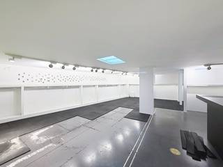 Ruim handelspand van ca. 400 m² te huur in het centrum van Waregem. Het pand bestaat uit:- een gelijkvloerse ruimte (ca. 400 m²) ;- een ruime...